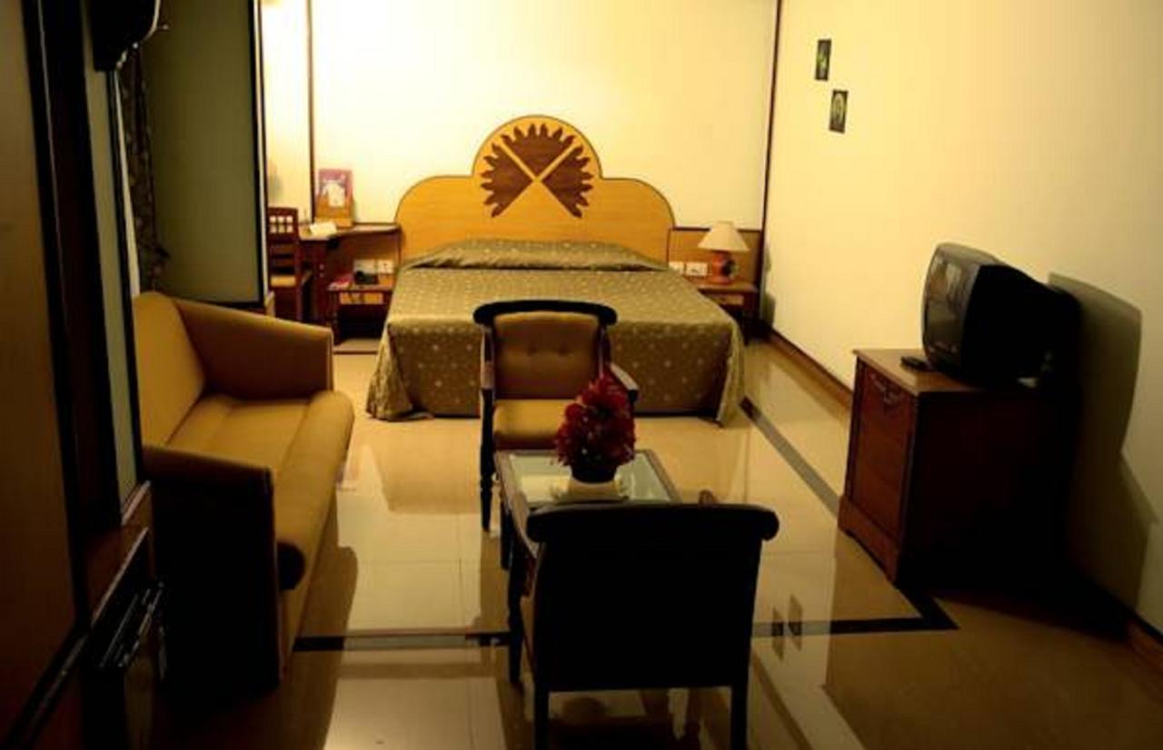 Hotel The Surya, Cochin Angamaly Zewnętrze zdjęcie