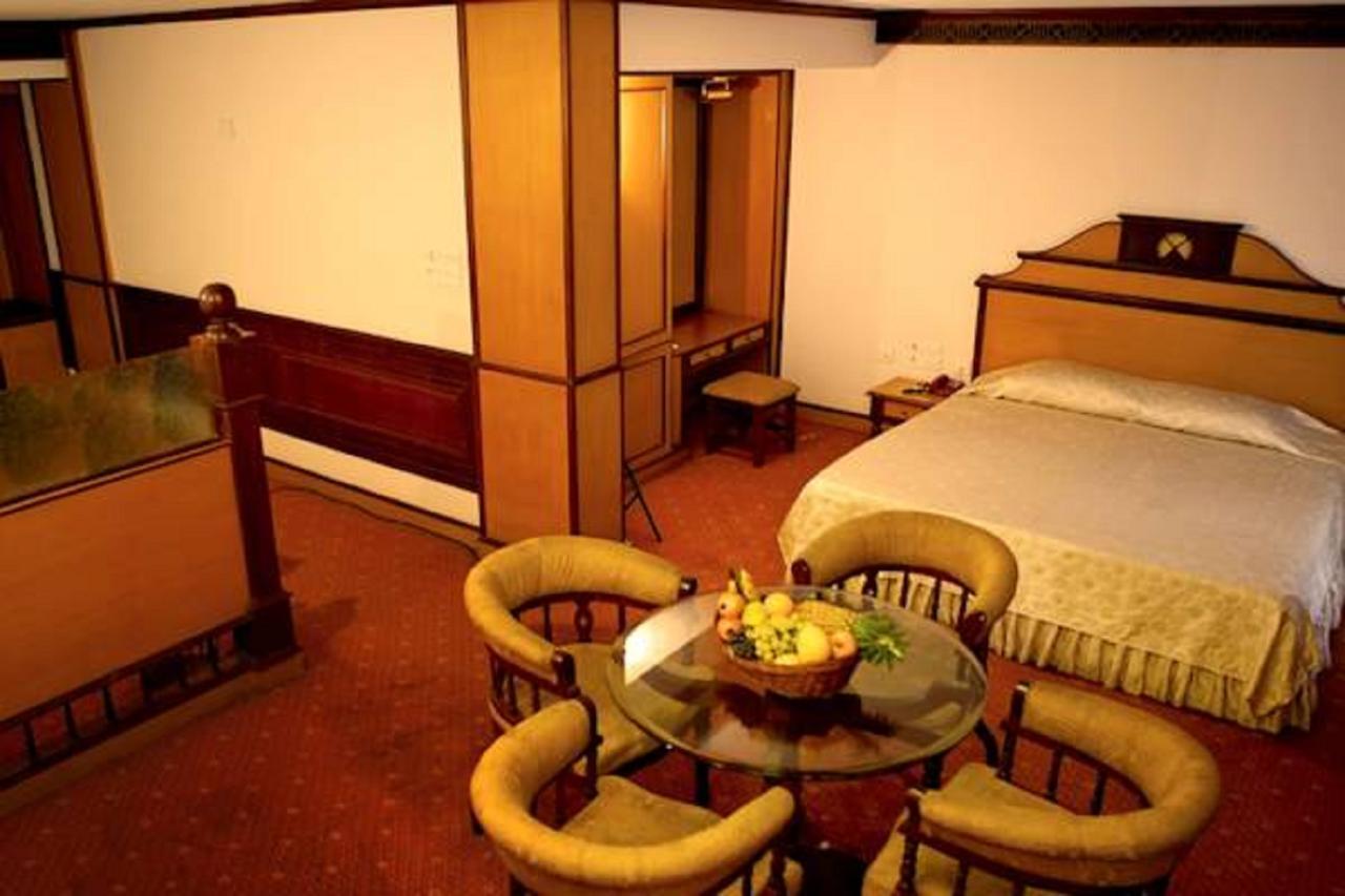 Hotel The Surya, Cochin Angamaly Zewnętrze zdjęcie
